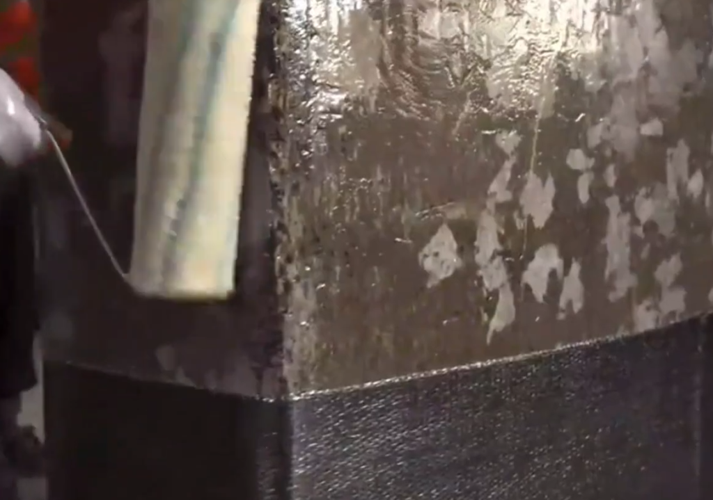 Karbon Fiber Sarma sistemi, yapısal güçlendirme için bir çözümdür. Karbon fiber çok yüksek çekme dayanımına sahiptir ve aynı şekilde çok hafiftir. Beton bir kolonun, kirişin veya döşemenin dışına yapıştırıldığında, büyük miktarda güç yükleyebilir. Temeller ve farklı yapısal elemanlar üzerindeki ağırlığı artırabilecek ağırlığı içermeden. Normalde karbon karışımı Cam elyaf kumaşlar ve epoksi reçine kullanılarak, kaplama yapıları her proje ve uygulama için özel olarak tasarlanmaktadır.